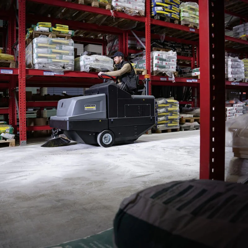 Karcher KM 105/180 R Bp Classic Zamiatarka przemysłowa samojezdna akumulatorowa (6300 m²/h, 1050 mm, 180 l) - 1.186-050.0