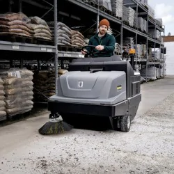 Karcher KM 105/180 R Bp Classic Zamiatarka przemysłowa samojezdna akumulatorowa (6300 m²/h, 1050 mm, 180 l) - 1.186-050.0