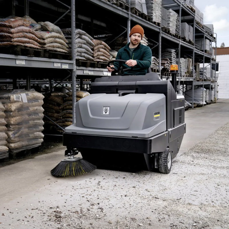 Karcher KM 105/180 R Bp Classic Zamiatarka przemysłowa samojezdna akumulatorowa (6300 m²/h, 1050 mm, 180 l) - 1.186-050.0