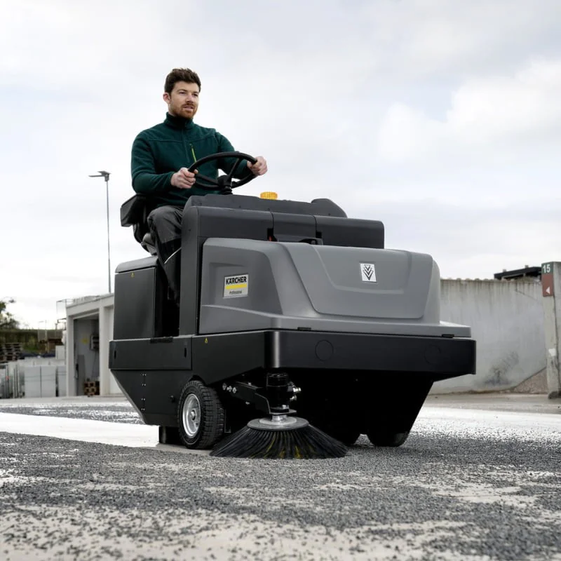 Karcher KM 105/180 R Bp Classic Zamiatarka przemysłowa samojezdna akumulatorowa (6300 m²/h, 1050 mm, 180 l) - 1.186-050.0