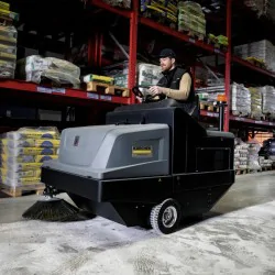Karcher KM 105/180 R Bp Classic Zamiatarka przemysłowa samojezdna akumulatorowa (6300 m²/h, 1050 mm, 180 l) - 1.186-050.0