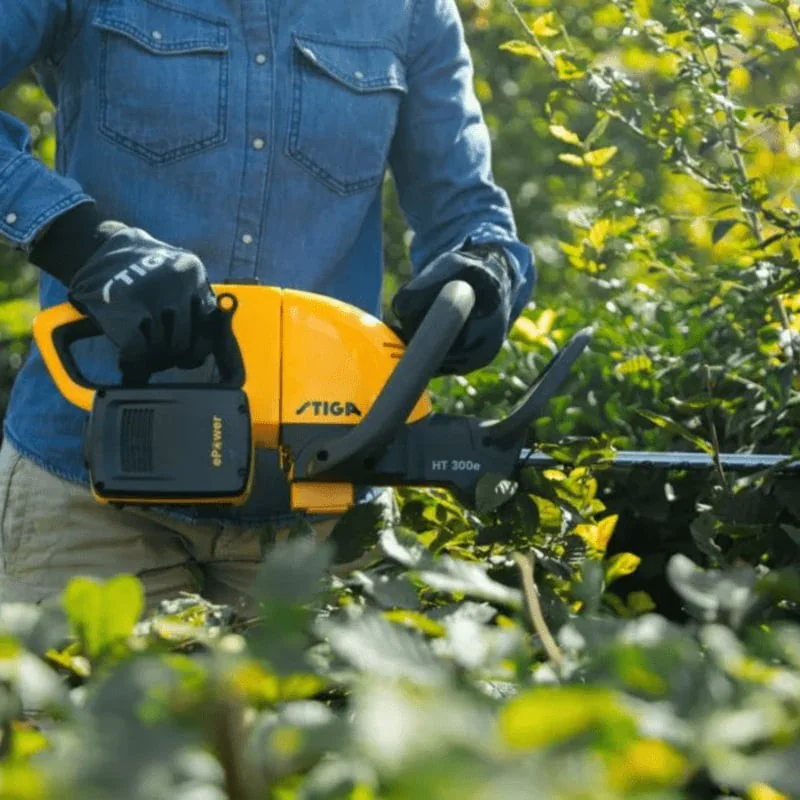 Stiga HT 300e Akumulatorowy sekator do żywopłotu w zestawie z akumulatorem i ładowarką (54 cm, 0.4 kW) - 273302501/ST1 Stiga HT 300e Akumulatorowy sekator do żywopłotu w zestawie z akumulatorem i ładowarką (54 cm, 0.4 kW) - 273302501/ST1