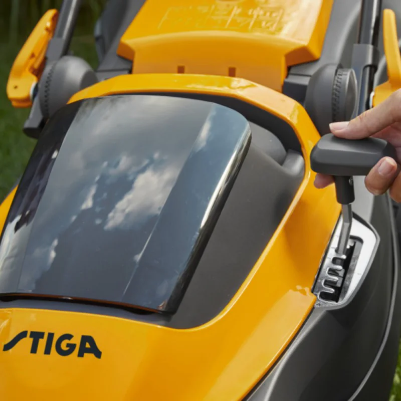 Zestaw Stiga Collector 136e + Rękawice + Skrobak do czyszczenia kosiarki