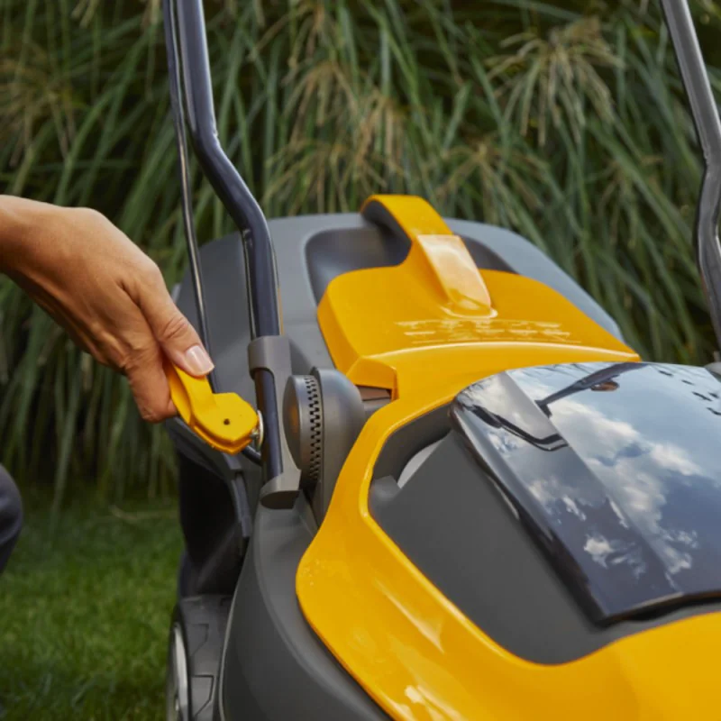 Zestaw Stiga Collector 136e + Rękawice + Skrobak do czyszczenia kosiarki