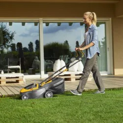 Zestaw Stiga Collector 136e + Rękawice + Skrobak do czyszczenia kosiarki