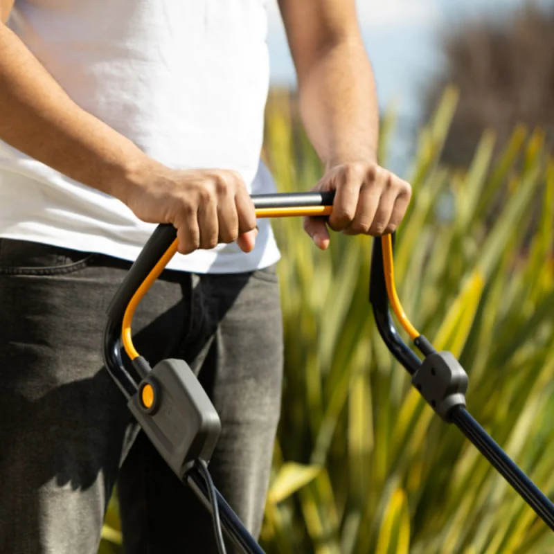 Zestaw Stiga Collector 136e + Rękawice + Skrobak do czyszczenia kosiarki