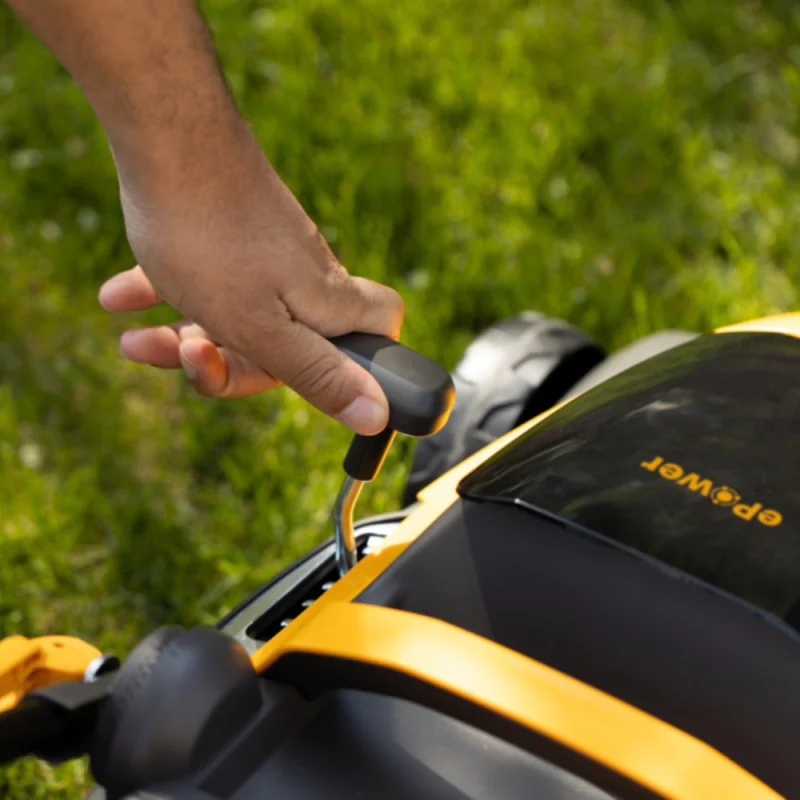 Zestaw Stiga Collector 136e + Rękawice + Skrobak do czyszczenia kosiarki