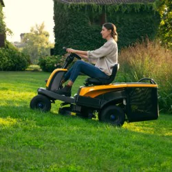 Stiga Swift 372e Akumulatorowy traktor ogrodowy (170 l, 2000 m², Automat) - 2T0250481/ST1W