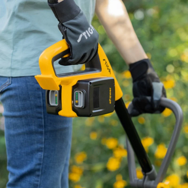 Zestaw Podkaszarka Akumulatorowa Stiga GT 300e + Rękawice Zestaw Podkaszarka Akumulatorowa Stiga GT 300e + Rękawice