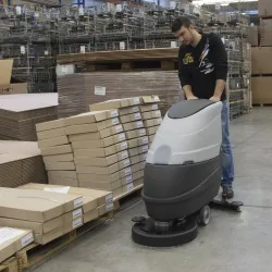 Lavor Free Evo 50BT Li Szorowarka akumulatorowa z trakcją w zestawie z prostownikiem (2000 m²/h, 500 mm) - 37031-00141