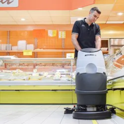 Lavor Free Evo 50BT Li Szorowarka akumulatorowa z trakcją w zestawie z prostownikiem (2000 m²/h, 500 mm) - 37031-00141