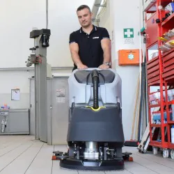 Lavor Moving 55BT Li Szorowarka akumulatorowa z trakcją w zestawie z prostownikiem (2200 m²/h, 550 mm) - 37033-00030