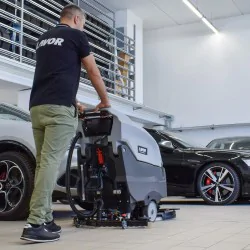 Lavor Moving 55BT Li Szorowarka akumulatorowa z trakcją w zestawie z prostownikiem (2200 m²/h, 550 mm) - 37033-00030