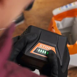 Stihl MSA 80 C-B Pilarka akumulatorowa w zestawie z 2 akumulatorami i ładowarką (1.50 kW, 35 cm, 1/4" P) - MA042000013