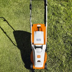 Stihl RMA 235 Kosiarka akumulatorowa w zestawie z akumulatorem i ładowarką (0.45 kW, 33 cm, 30 l) - 63112000051