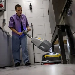 Karcher K-Mop 46 Bp Pack 36/75 Szorowarka w zestawie z akumulatorem Li-Ion i prostownikiem (1840 m²/h, 460 mm) - 1.783-480.0