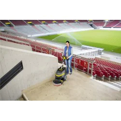 Karcher BD 38/12 C Bp Pack Facelift Szorowarka w zestawie z akumulatorem Li-Ion i prostownikiem - 1.783-473.0