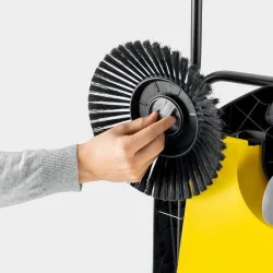 Karcher S 4 Twin 2in1 Zamiatarka ręczna do kostki, piasku, liści (2400 m²/h, 680 mm, 20 l) - 1.766-365.0