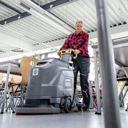 Karcher BD 43/25 C Classic Bp Pack 80Ah Li Szorowarka w zestawie z akumulatorem Li-Ion i prostownikiem - 1.515-408.0