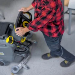 Karcher BD 43/25 C Classic Bp Pack 80Ah Li Szorowarka w zestawie z akumulatorem Li-Ion i prostownikiem - 1.515-408.0