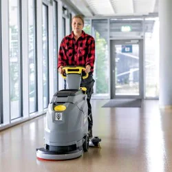 Karcher BD 43/25 C Classic Bp Pack 80Ah Li Szorowarka w zestawie z akumulatorem Li-Ion i prostownikiem - 1.515-408.0