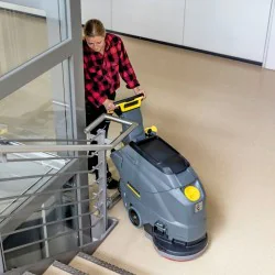 Karcher BD 43/25 C Classic Bp Pack 80Ah Li Szorowarka w zestawie z akumulatorem Li-Ion i prostownikiem - 1.515-408.0