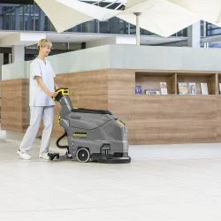 Karcher BD 43/25 C Classic Bp Pack 80Ah Li Szorowarka w zestawie z akumulatorem Li-Ion i prostownikiem - 1.515-408.0