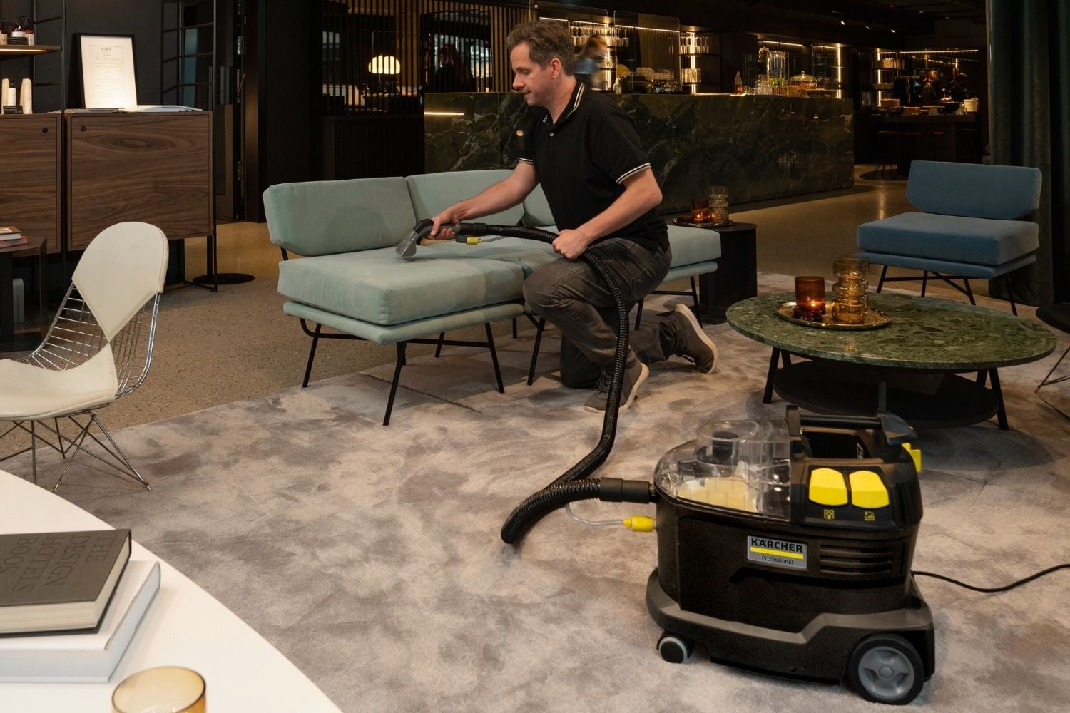 Zastosowania odkurzacza piorącego Karcher Puzzi 8/1 Go!Further 1.100-249.0 - pranie tapicerki w obiekcie