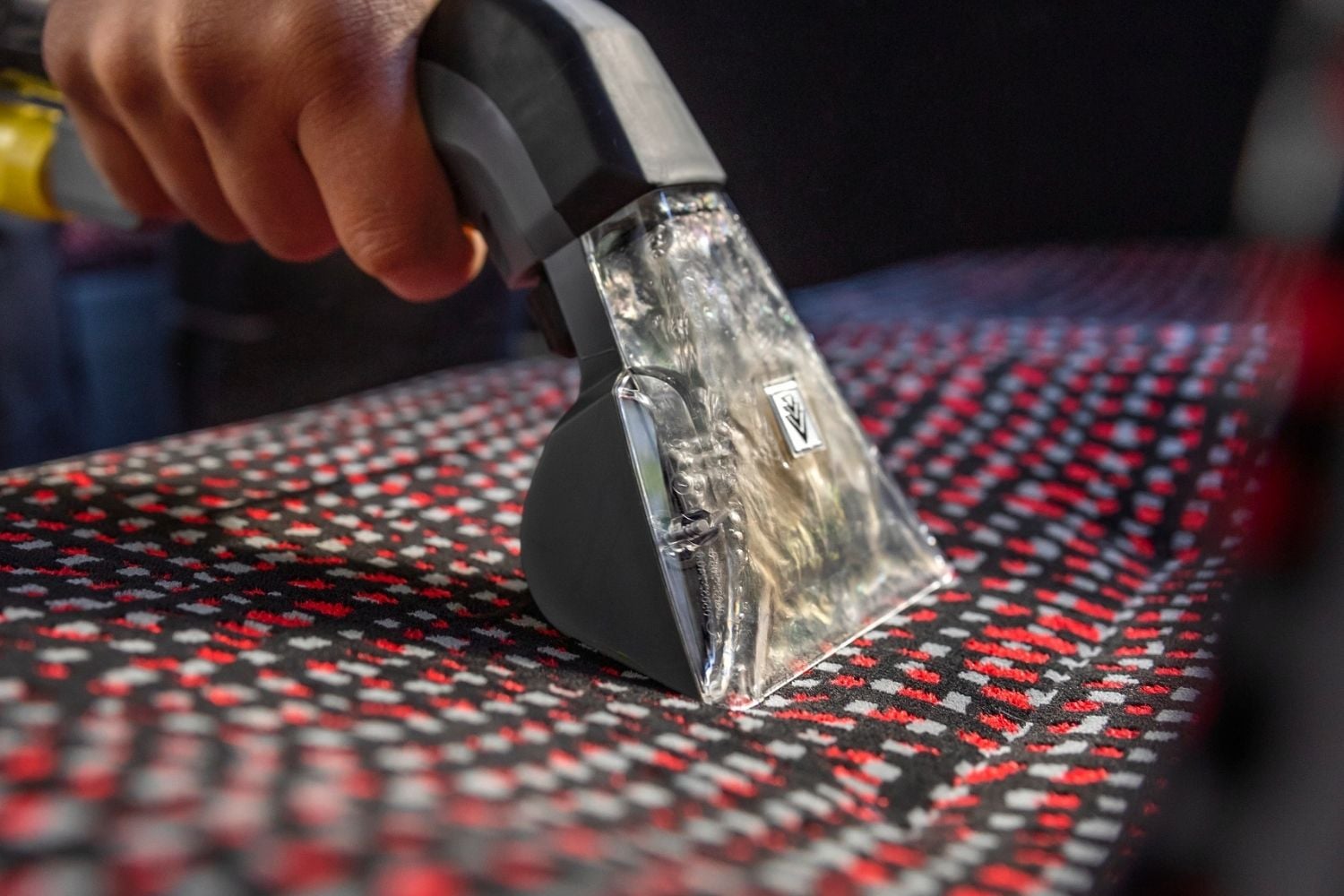 Profesjonalne zastosowanie Karcher Puzzi 8/1 Go!Further 1.100-249.0 - czyszczenie tapicerki w przestrzeni użytkowej