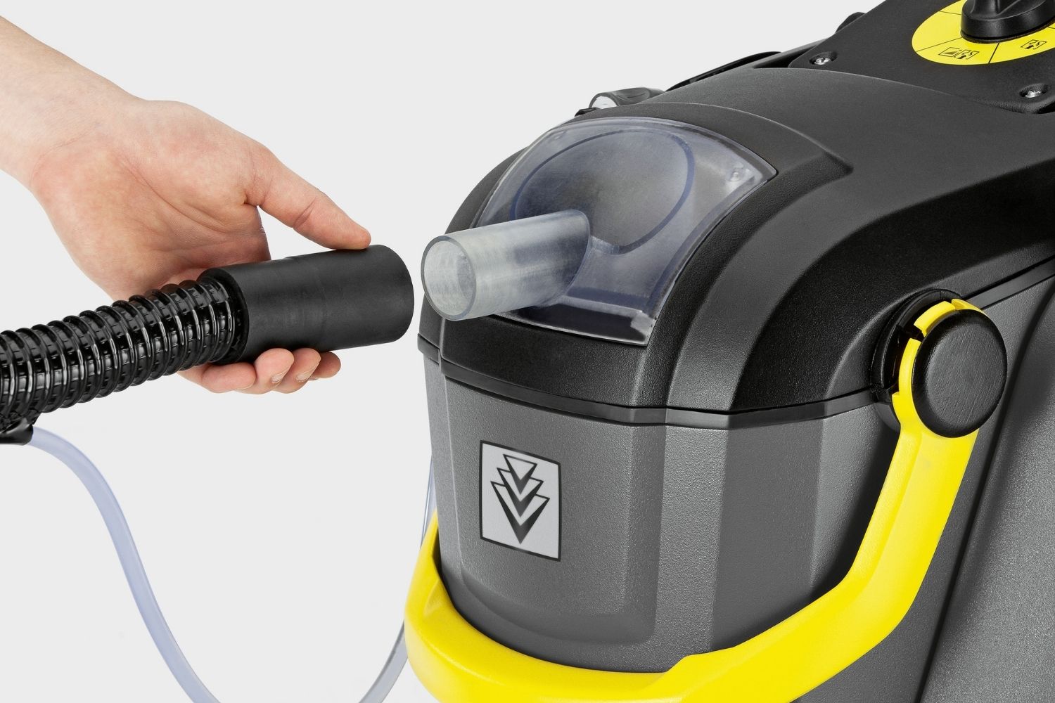 Kärcher Puzzi 30/4 E 1.101-122.0 - gniazdo elektroszczotki PW 30/1 i praca na wykładzinie