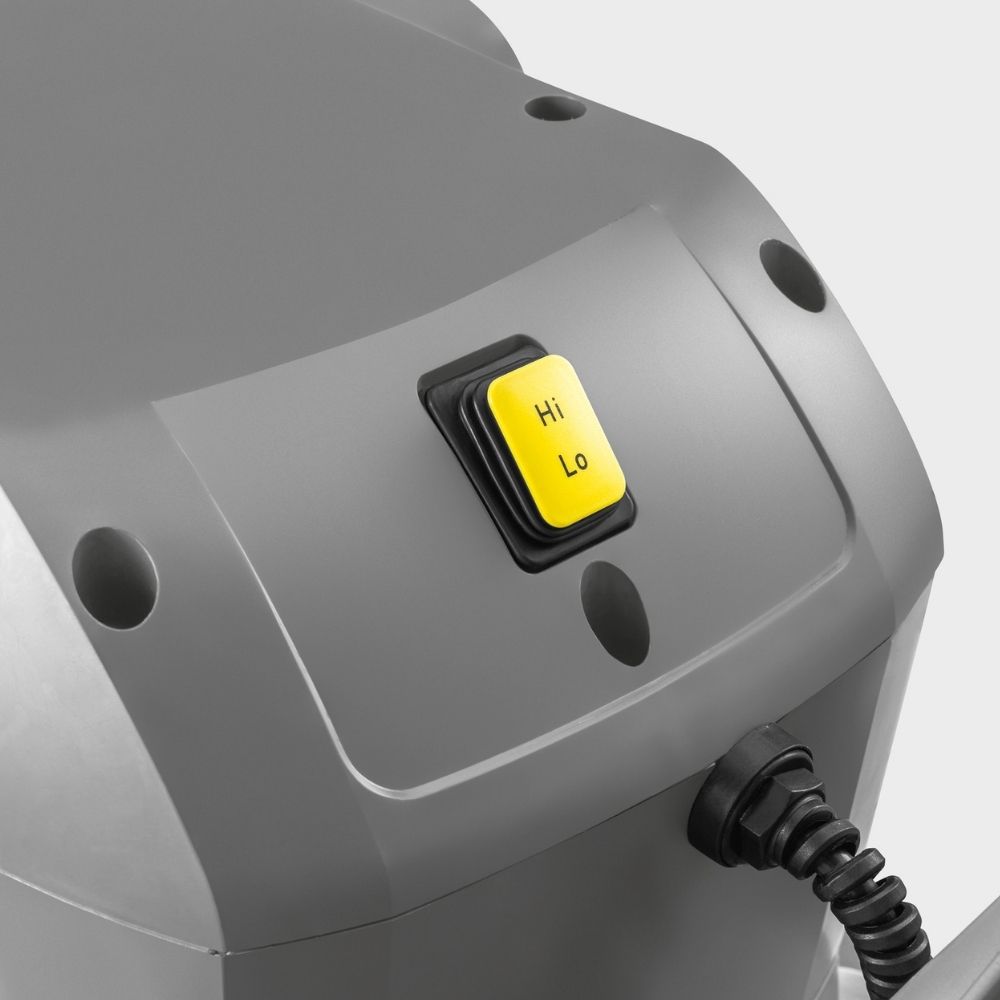 Intensywne czyszczenie twardej posadzki przy użyciu elektrycznej szorowarki Kärcher BDS 43/DUO C.