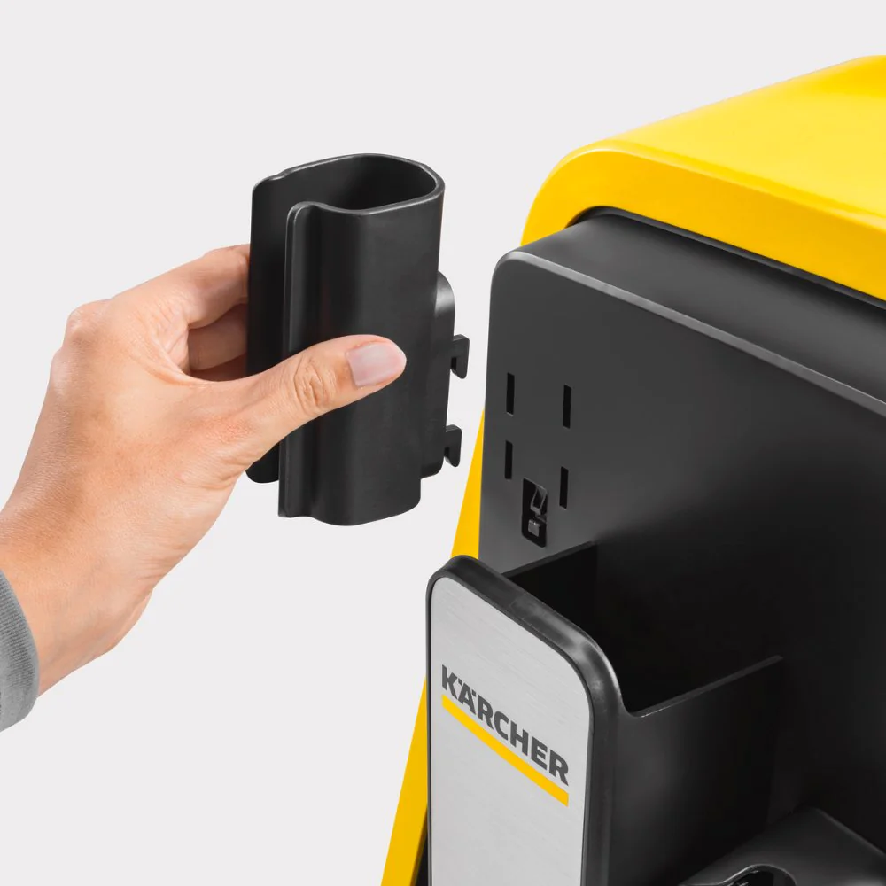 Uchwyty na akcesoria w obudowie myjki ciśnieniowej Karcher