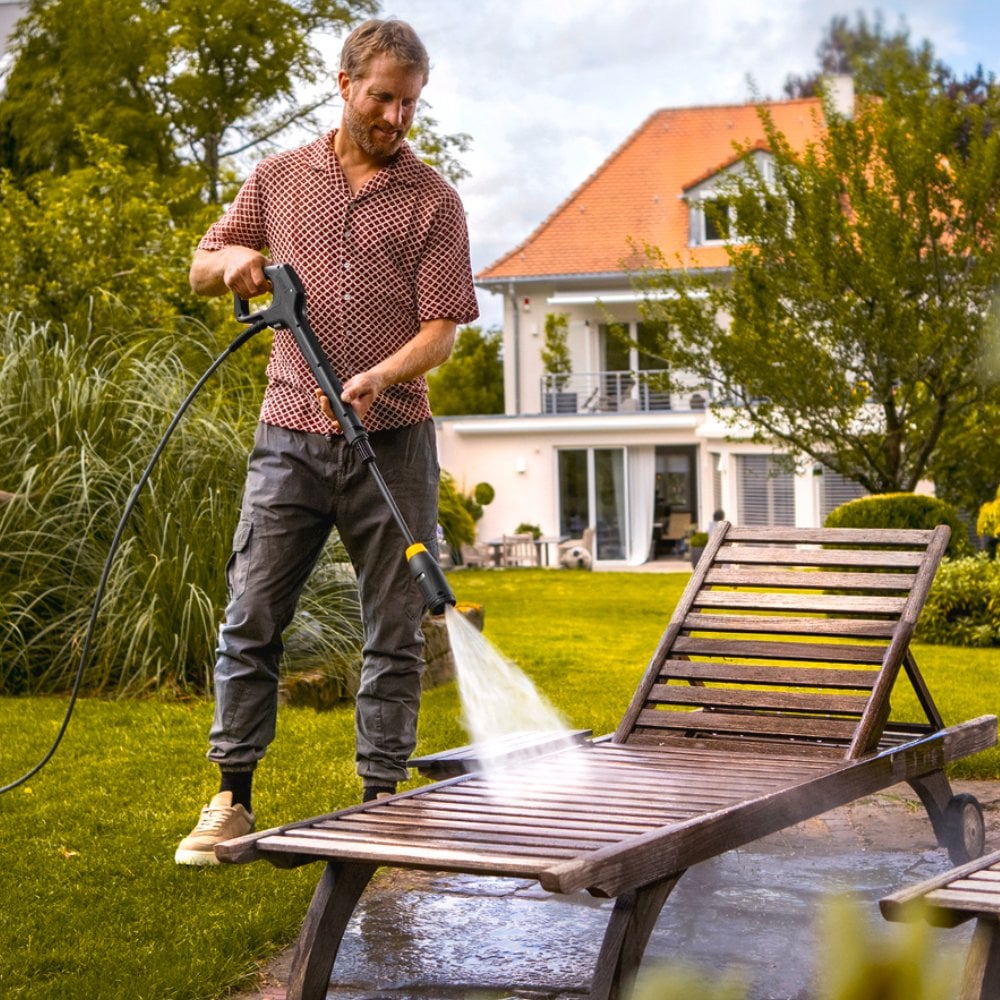 Czyszczenie kostki brukowej silnym strumieniem wody z myjki Karcher K 7