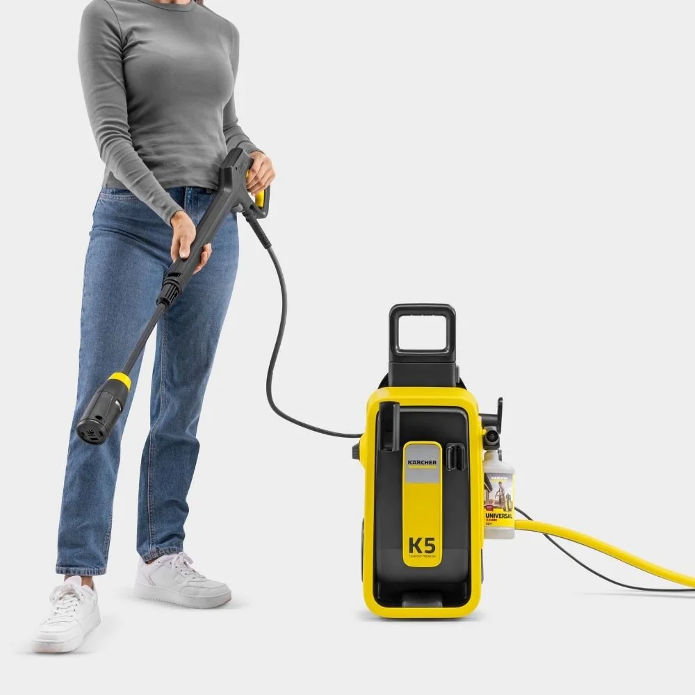 Teleskopowy uchwyt transportowy i koła z miękkim bieżnikiem w myjce Karcher K 5 Comfort Premium Garden