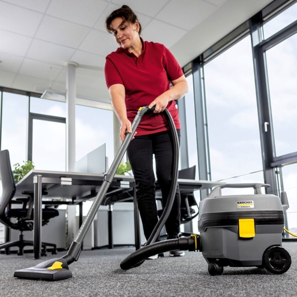 Codzienne sprzątanie biura odkurzaczem Karcher T 7/1