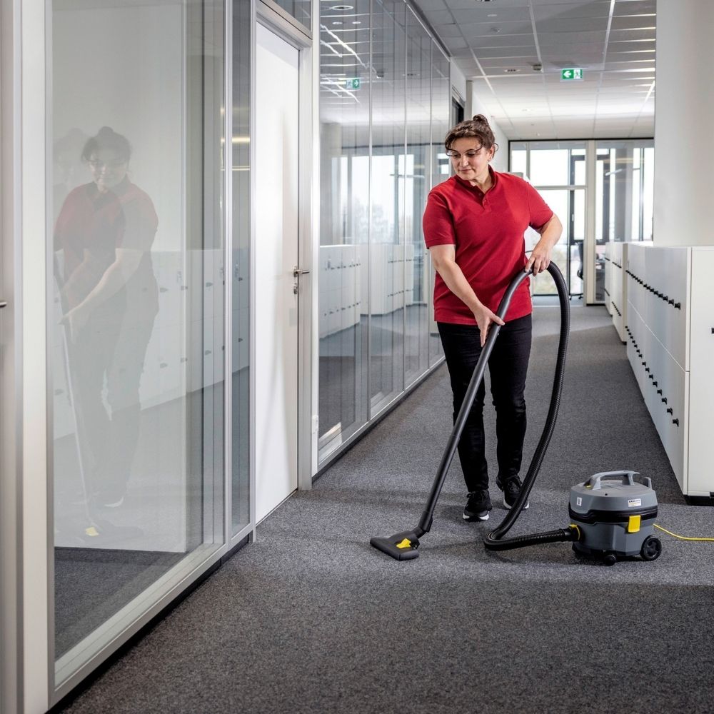 Odkurzanie wykładziny w biurze odkurzaczem Karcher T 7/1 Classic