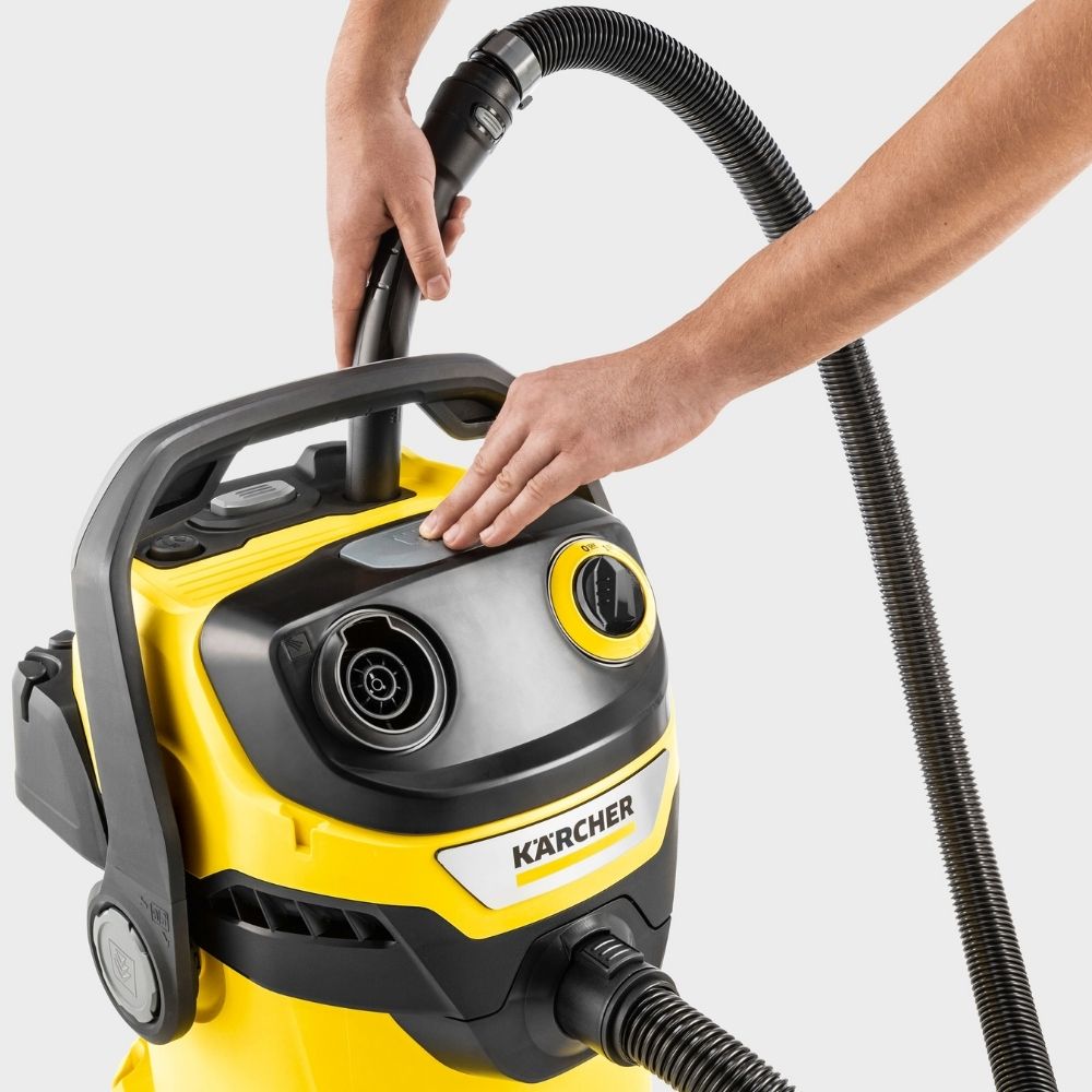 Obsługa przycisku oczyszczania filtra w odkurzaczu uniwersalnym Kärcher WD 5 V-25/5/22 1.628-300.0.