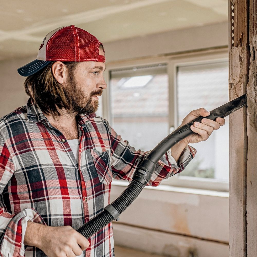 Przykład użycia odkurzacza warsztatowego Kärcher WD 5 V-25/5/22 1.628-300.0 do czyszczenia strefy wejścia.