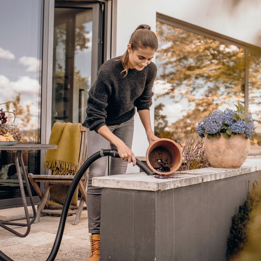 Przykład użycia odkurzacza uniwersalnego Kärcher WD 5 V-25/5/22 1.628-300.0 do sprzątania warsztatu.