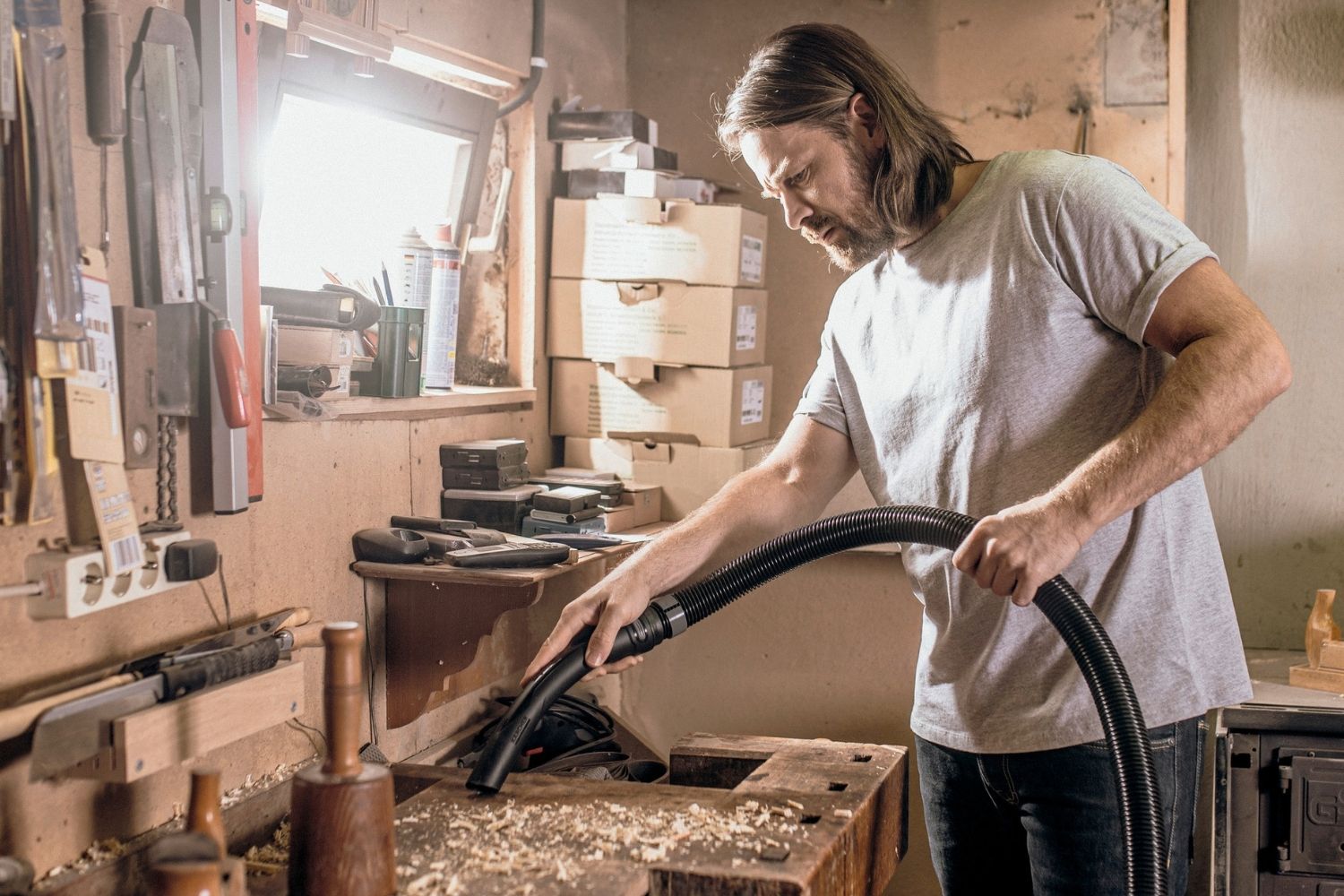 Przykład użycia odkurzacza do pracy na sucho i mokro Kärcher WD 5 V-25/5/22 1.628-300.0 podczas sprzątania.