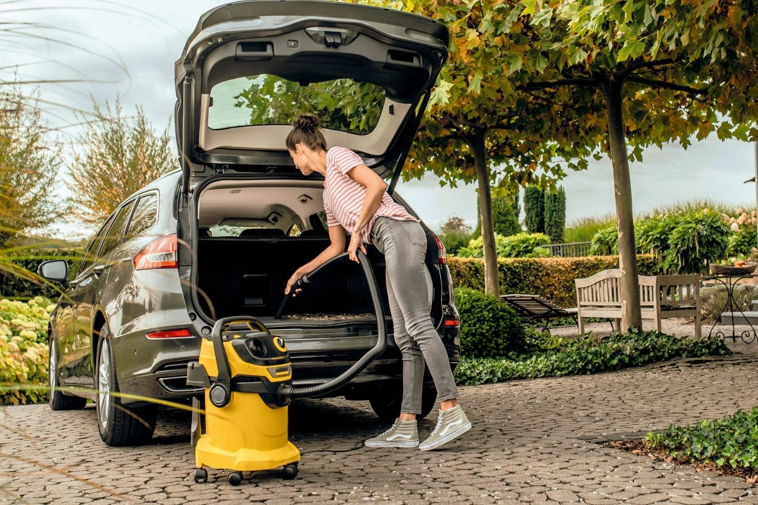 Przykład użycia odkurzacza warsztatowego Kärcher WD 5 V-25/5/22 1.628-300.0 do pracy na sucho i mokro.