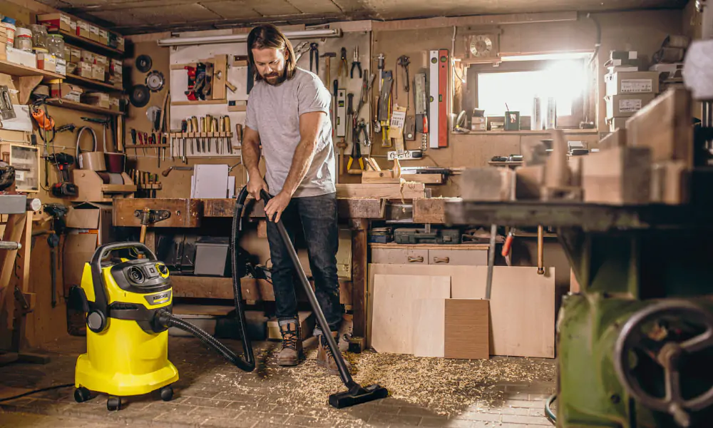 Odkurzacz warsztatowy Karcher w użyciu