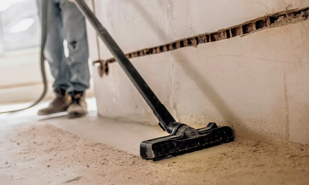 Odkurzacz warsztatowy Karcher podczas sprzątania samochodu