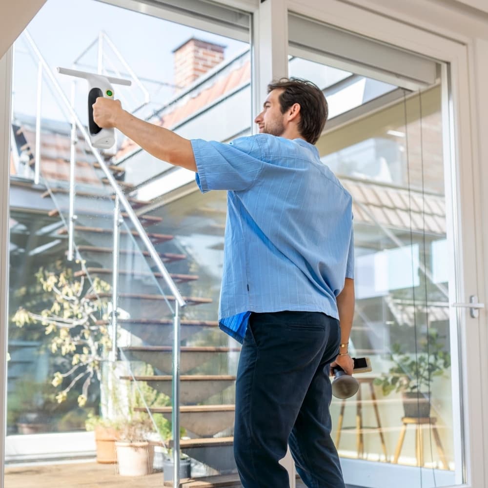 Przykład zastosowania myjki do okien podczas dokładnego ściągania wody z gładkich powierzchni domowych.