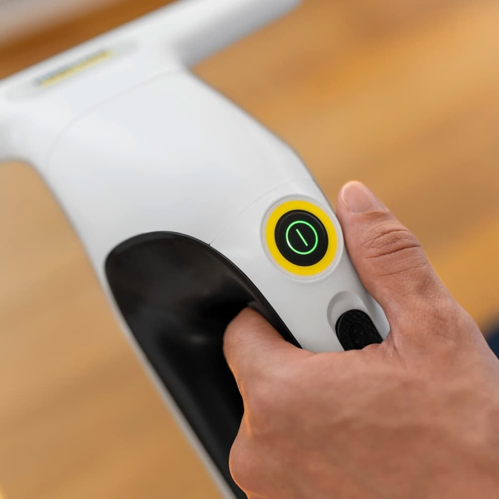 Urządzenie do mycia okien wyposażone w higieniczny zbiornik na brudną wodę o pojemności 120 ml.