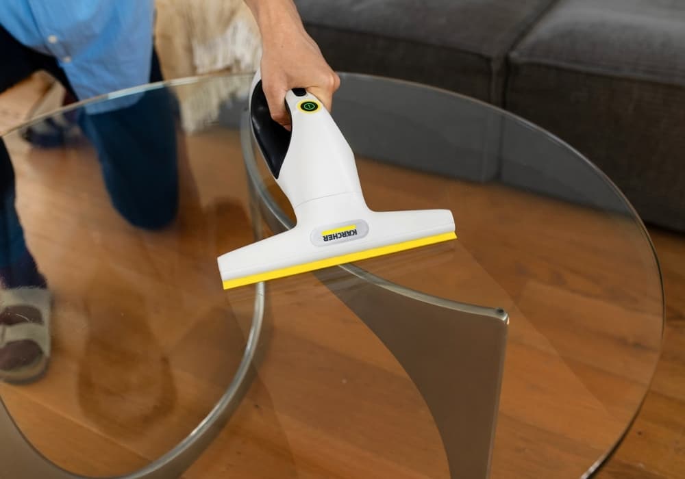 Lekka konstrukcja ściągaczki do wody ułatwiająca długotrwałą pracę i bezproblemowe manewrowanie.