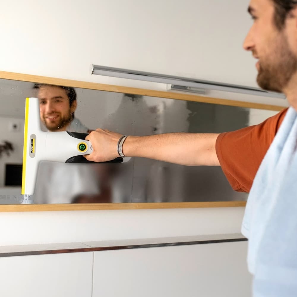 Odkurzacz do okien dokładnie ściągający wilgoć po umyciu powierzchni spryskiwaczem z padem z mikrofibry.