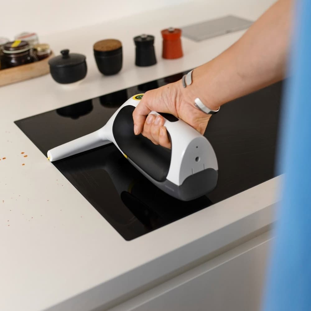 Praktyczne użycie odkurzacza do okien w celu utrzymania czystości luster w łazience bez smug.