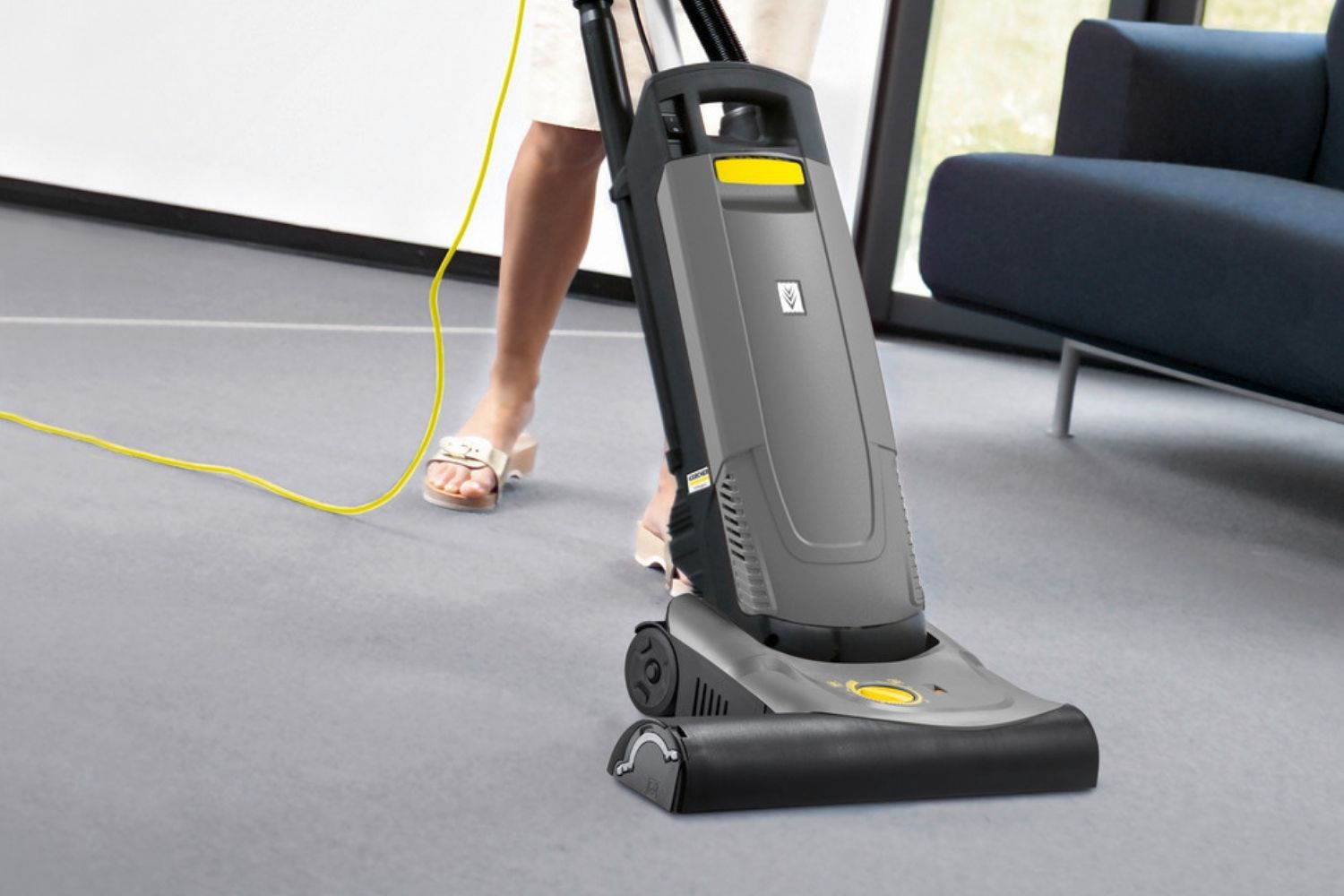 Czarna szczotka walcowa Karcher 4.762-489.0 o długości 450 mm do odkurzaczy szczotkowych CV 48/2 i CV 48/2 Adv