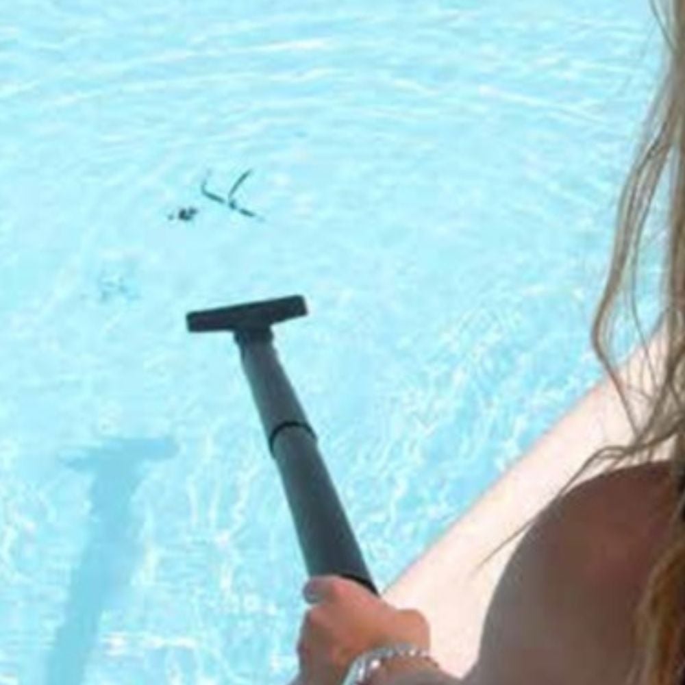 Przykład użycia odkurzacza do basenu Lavor Swimmy 40013-00001 przy czyszczeniu dna basenu rurami.